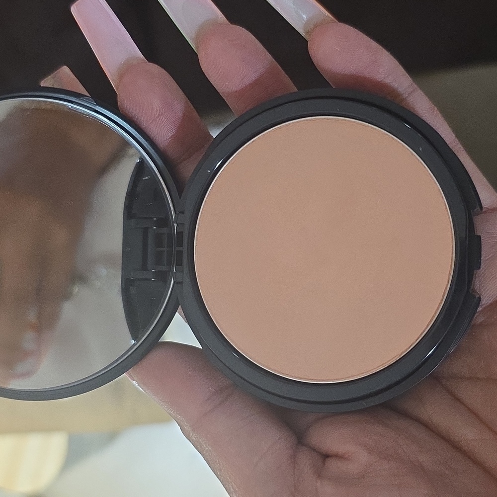 NWT bareMinerals BAREPRO Performance Wear Powder Foundation - Cream - Picture 6 of 7